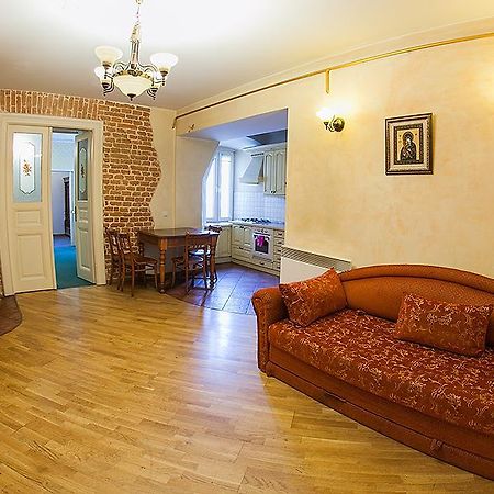 Historic Apartment Near Rynor Square Lviv Exterior photo