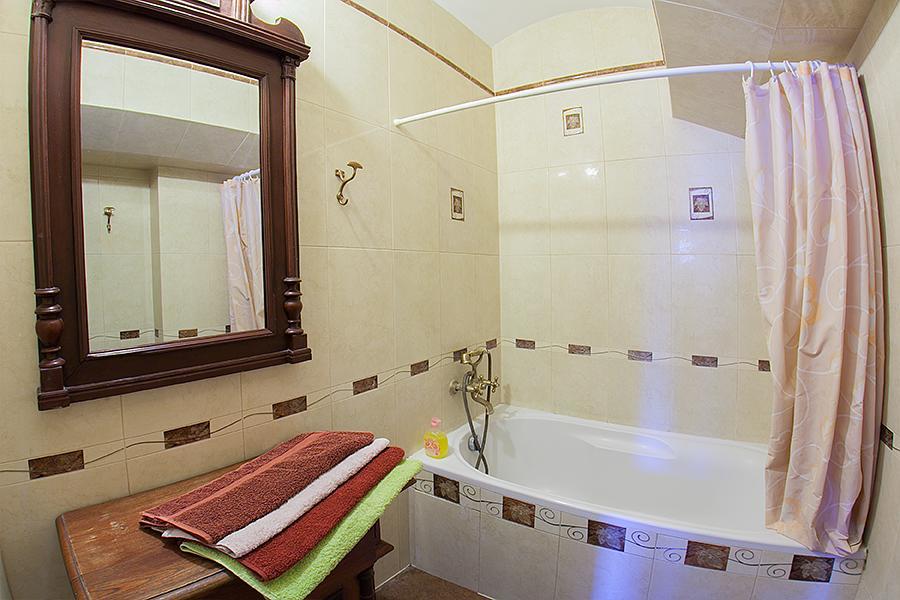 Historic Apartment Near Rynor Square Lviv Exterior photo